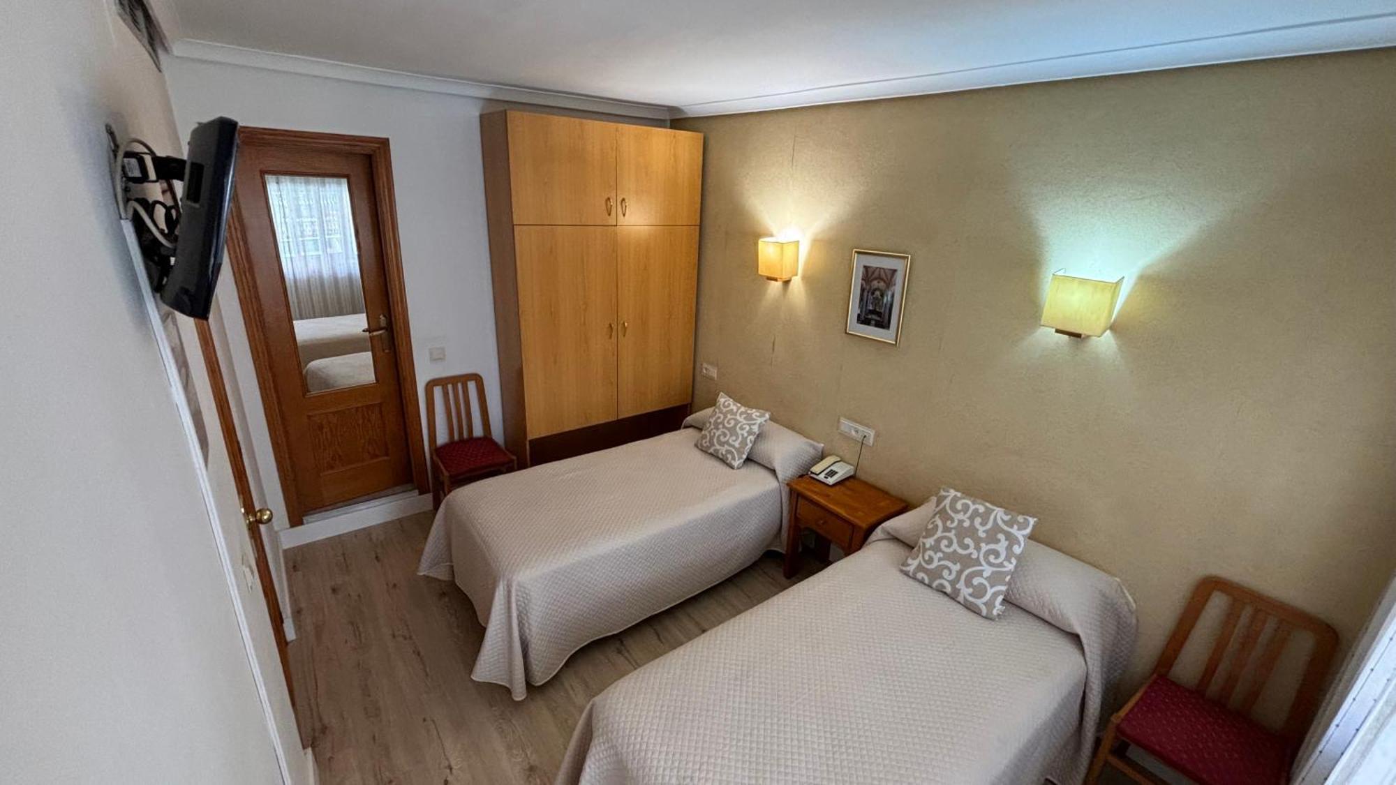 Hostal Atienzar อัลบาเซเต ภายนอก รูปภาพ