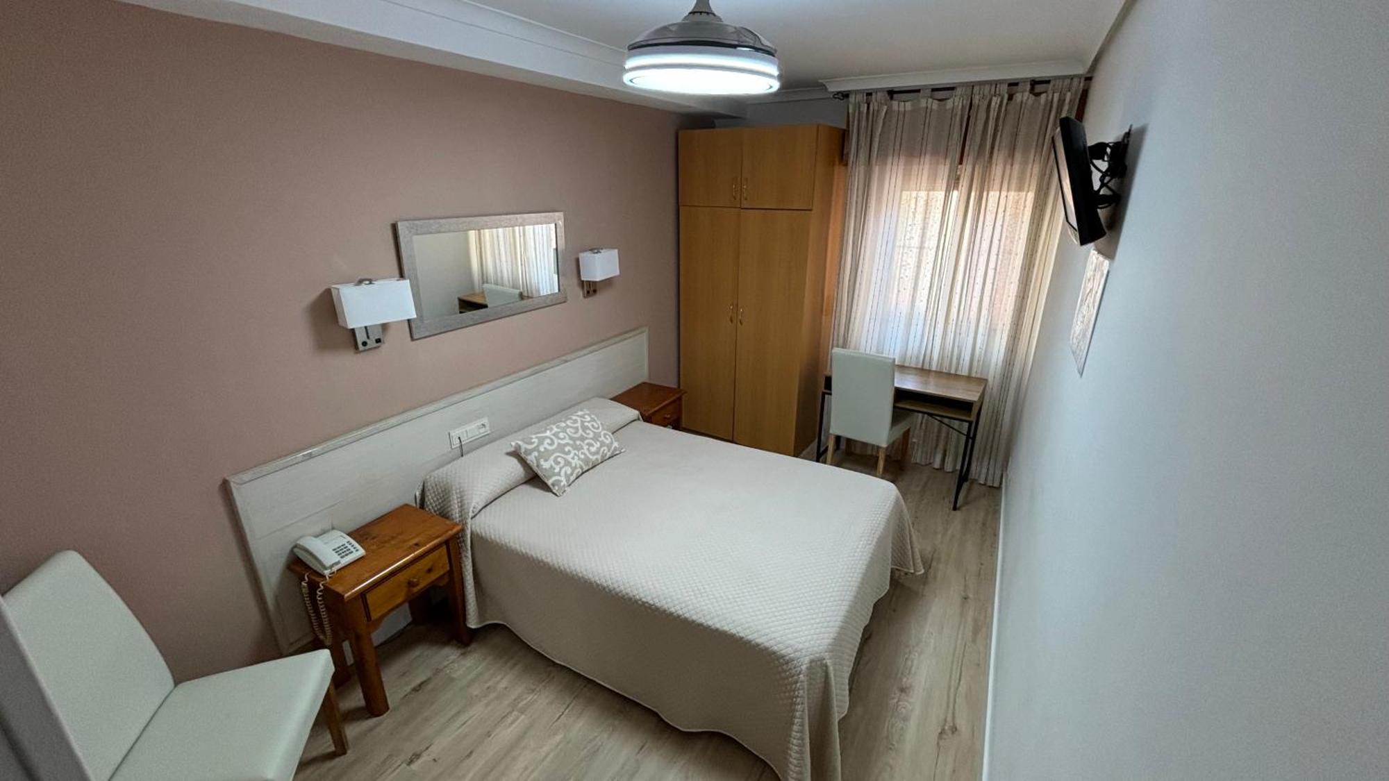 Hostal Atienzar อัลบาเซเต ภายนอก รูปภาพ