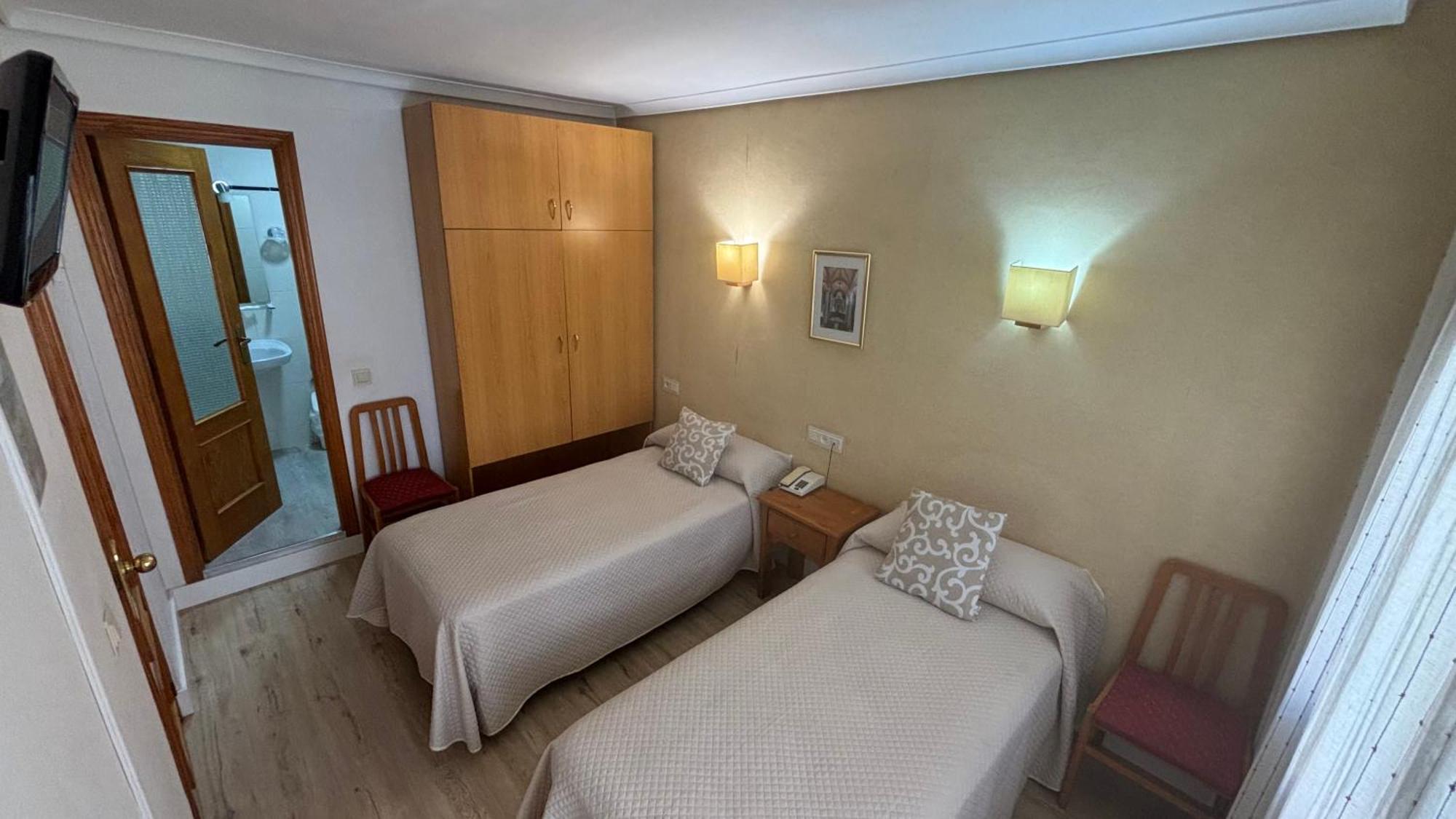 Hostal Atienzar อัลบาเซเต ภายนอก รูปภาพ